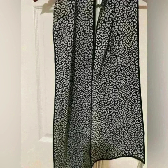 Michael kors nwt leopard print scarf holiday silver and black - Picture 7 of 14